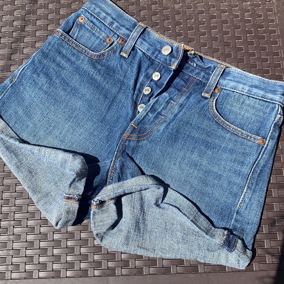 Premium Levi’s Dark Wash Denim Short - Picture 2 of 5